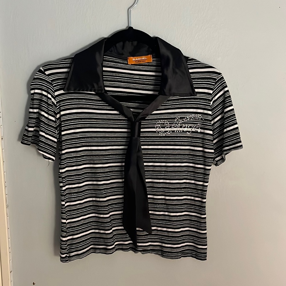 black/white/sparkly top with non-removable tie